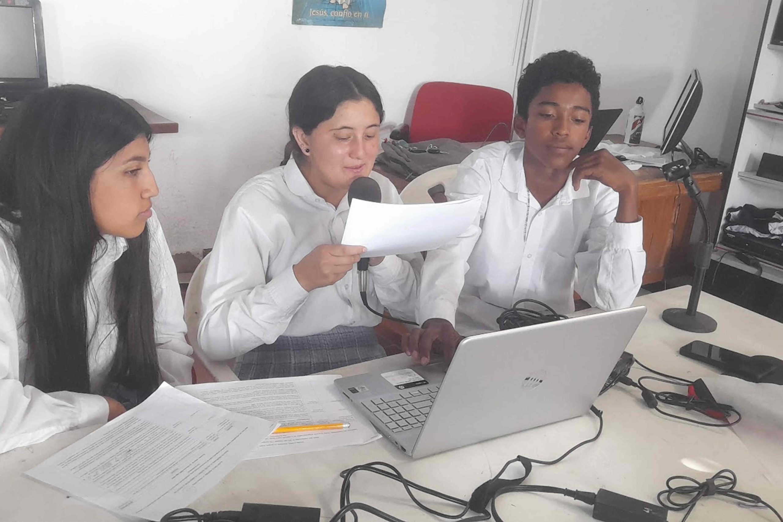 Estudiantes en la emisora