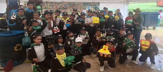 Esrudiantes primaria actividad ambiental