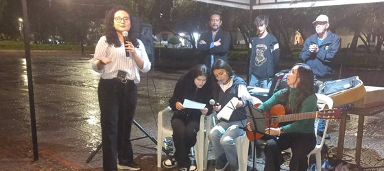 Docentes y estudiantes en el convite literario