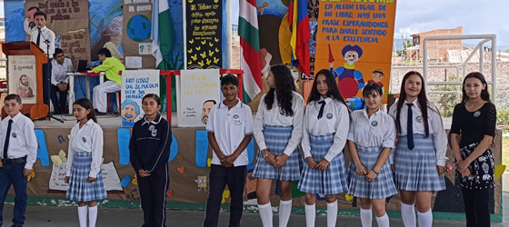 Estudiantes izada de bandera