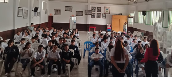 estudiantes en charla de riesgos psicosociales