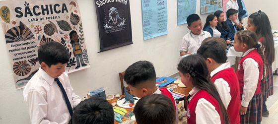 Estudiantes socializando el proyecto Sáchica World