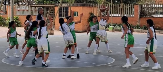 estudiantes en juego de baloncesto